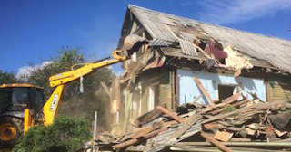 Промышленный демонтаж пристроек к дому в Ломоносове | Цены от 574 руб. за м2