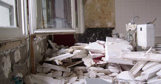 Демонтаж хрущевки в Ломоносове - удаление старых полов и стен по выгодной цене от 1772 рублей.