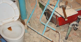 Профессиональный демонтаж перегородки ванной и туалета в Ломоносове - от 574 рублей